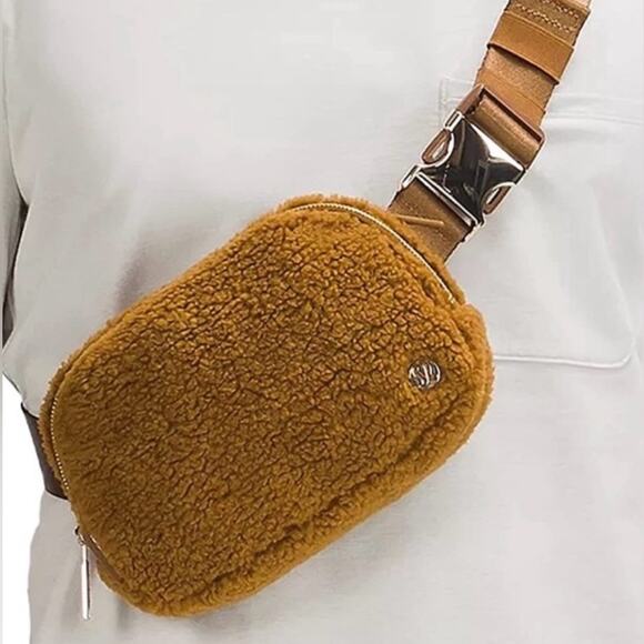 NWT Lululemon Everywhere Belt Bag Fleece Teddy Sherpa Furry Brown Gold Caramel - Picture 2 of 16